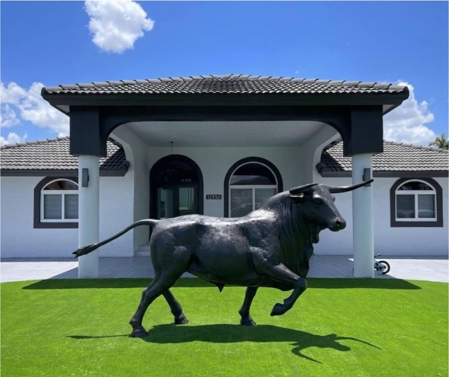 Escultura de toro en bronce